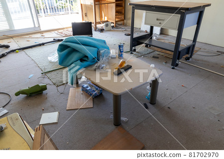 Western-style room that has been cleaned up while organizing relics 81702970