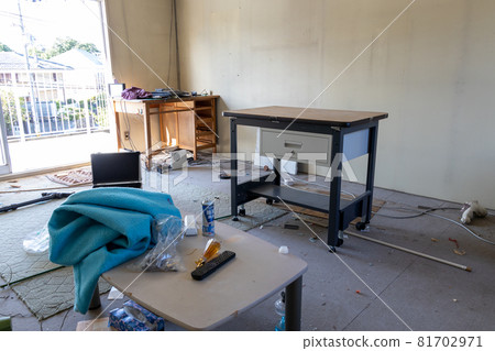 Western-style room that has been cleaned up while organizing relics 81702971