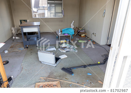 整理遺物時打掃過的西式房間 整理遺物時打掃過的西式房間 81702987