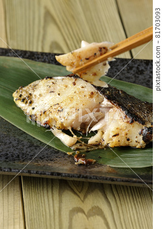 品嚐帶有烤熟痕跡的西京燒銀鱈魚 81703093