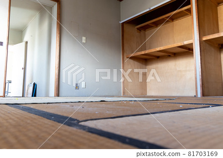 A Japanese-style room that has been cleaned up while organizing relics A Japanese-style room that has been cleaned up while organizing relics 81703169