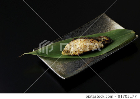 以在 Saikyo 烤的黑鯖魚為黑色背景拍攝 以在 Saikyo 烤的黑鯖魚為黑色背景拍攝 81703177