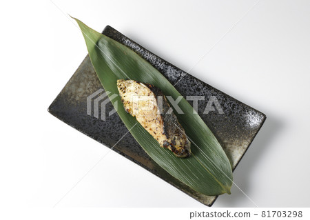 鳥瞰在白色背景下的 Saikyo 烤的黑斑魚 81703298