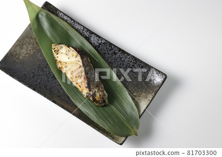 鳥瞰在白色背景下的 Saikyo 烤的黑斑魚 鳥瞰在白色背景下的 Saikyo 烤的黑斑魚 81703300