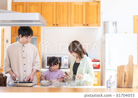 和家人一起做飯的親密家庭 81704055