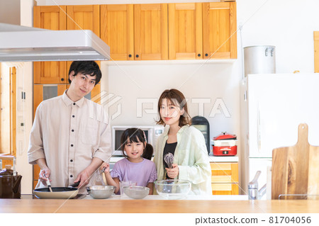 A close family who cooks with the family 81704056
