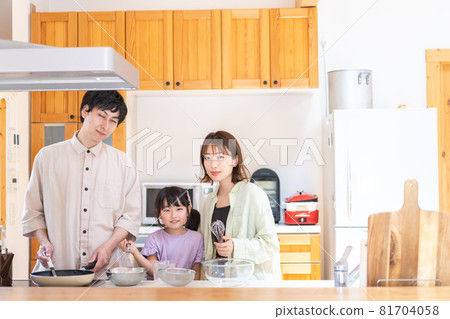 A close family who cooks with the family 81704058