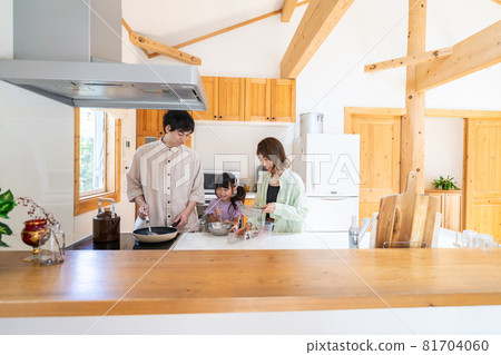 和家人一起做飯的親密家庭 81704060