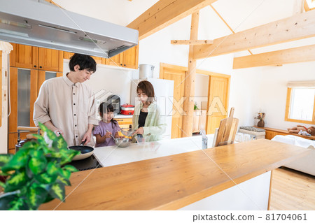 和家人一起做飯的親密家庭 81704061