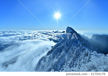 A cold morning on Mt. Ishizuchi, the highest peak in western Japan A cold morning on Mt. Ishizuchi, the highest peak in western Japan 81704176