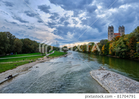 Isar river, park and St Maximilian church from Reichenbach Bridge. Munchen, Bavaria, Germany. 81704791
