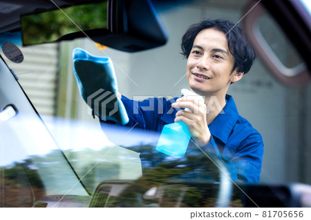 擦車窗的男人 81705656