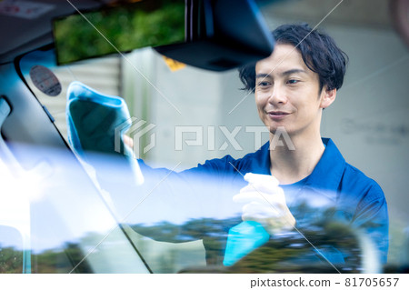擦車窗的男人 81705657