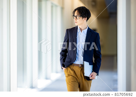 一個人走在辦公室裡的圖片 一個人走在辦公室裡的圖片 81705692