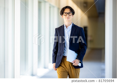 一個人走在辦公室裡的圖片 81705694