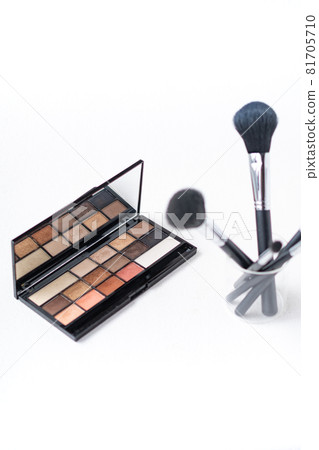 Eyeshadow, cosmetics, cosmetic brush, white background Eyeshadow, cosmetics, cosmetic brush, white background 81705710
