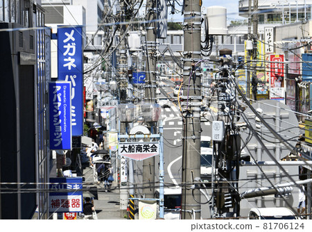 Kamakura cityscape in Japan, overlooking Ofuna Station (busy electric wires) 81706124