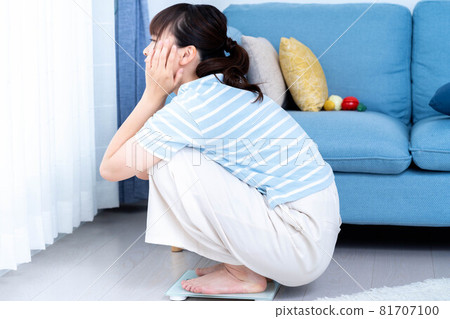 一個在秤上震驚的女人 81707100