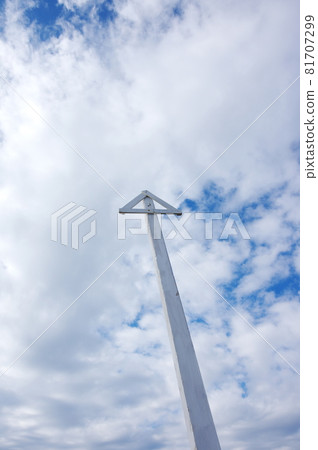 Arrow extending toward the sky 81707299