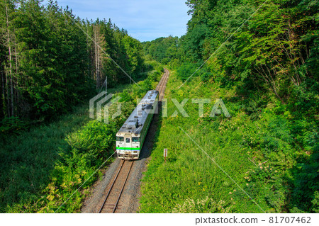 A JR Hokkaido Kiha 40 diesel railcar running near Nishi-Memanbetsu Station on the Sekihoku Main Line in Ozora Town, Abashiri District 81707462