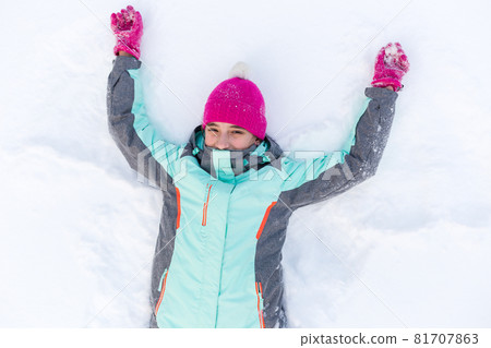 Teenage girl enjoying winter season in the park 81707863