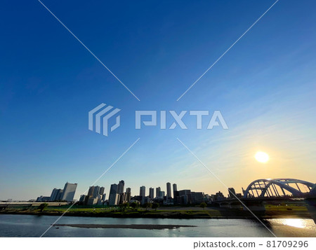 夕陽照耀著武藏小杉塔公寓大樓、多摩川和丸子橋 81709296
