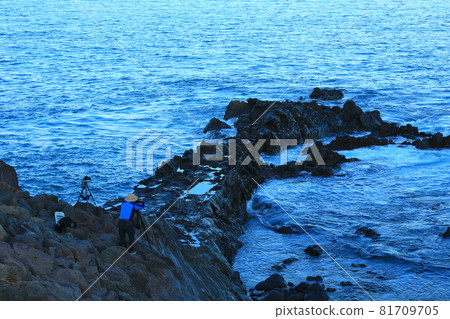 Geujikoji, coast, seaside, lighthouse, lava, waves, night view, evening 81709705