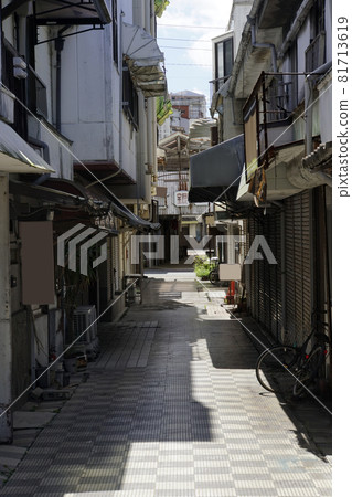 A deserted backstreet in the daytime 81713619