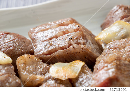 Hitokuchi steak. 81713991