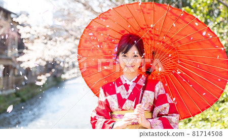 A woman wearing a kimono and watching cherry blossoms A woman wearing a kimono and watching cherry blossoms 81714508