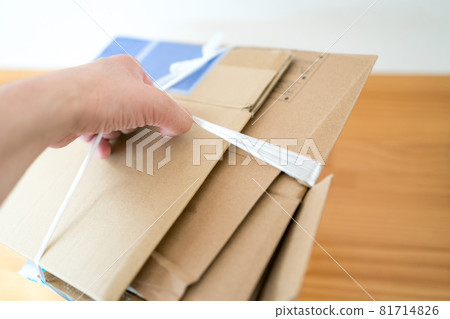 捆綁可回收垃圾（紙板） 81714826