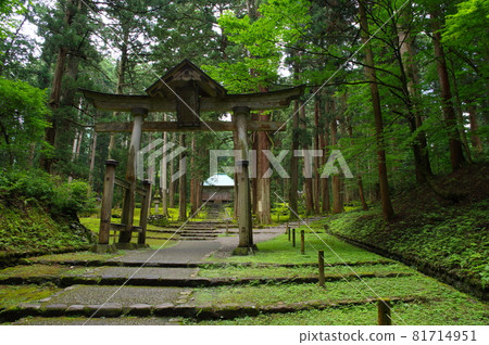 Hakusan Heisen-ji Temple Two Torii and Hall of Fame 81714951