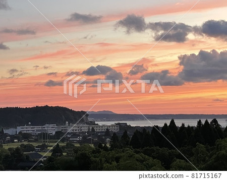 Bright red sunrise Bright red sunrise 81715167