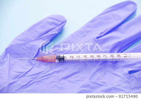 Syringe and rubber gloves 81715490