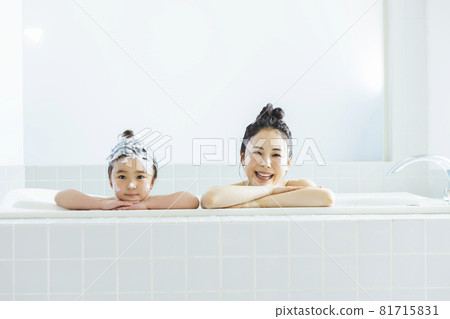 與父母和孩子一起洗澡 81715831