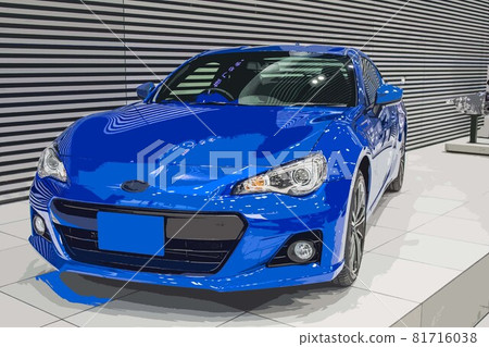 Blue sports car exhibited indoors 81716038