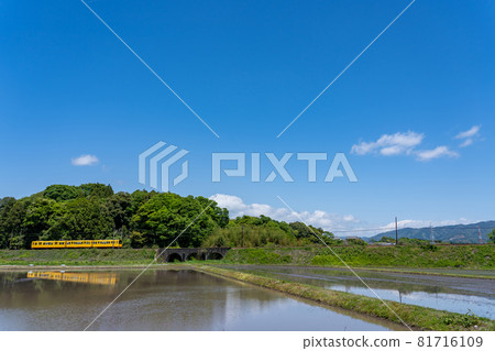 穿越三重縣伊鍋市梅根橋的三木鐵道北青線黃燈 穿越三重縣伊鍋市梅根橋的三木鐵道北青線黃燈 81716109