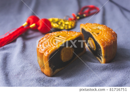 Traditional Chinese festival food snack mooncake 81716751