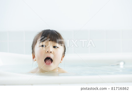 Girl child bath 81716862