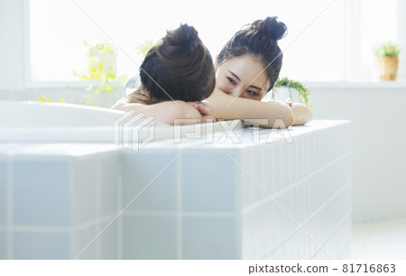 與父母和孩子一起沐浴生活方式 81716863