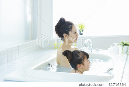 Bathing with parents and children lifestyle Bathing with parents and children lifestyle 81716864