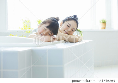 Bathing with parents and children lifestyle 81716865