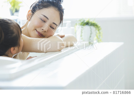 Bathing with parents and children lifestyle 81716866