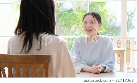 父母和孩子在客廳聊天 81717368