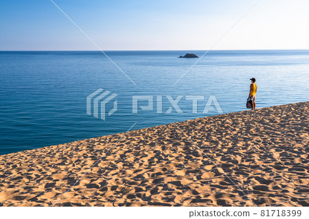 << Tottori Prefecture >> Dawn of Tottori Sand Dunes 81718399