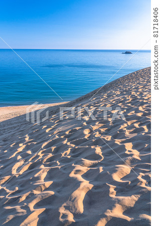 << Tottori Prefecture >> Dawn of Tottori Sand Dunes 81718406