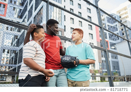 Father Spending Time With Sons 81718771