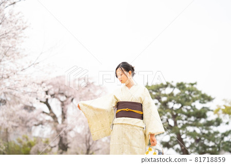 Image of a woman who is sightseeing 81718859