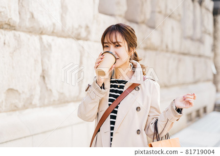 在戶外喝咖啡的女人 81719004