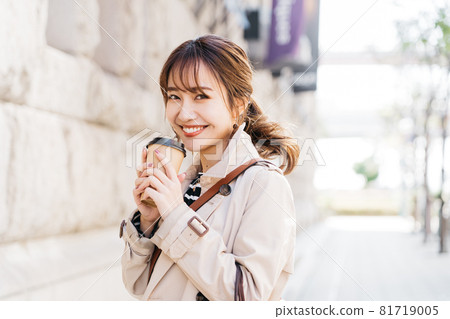 在戶外喝咖啡的女人 81719005